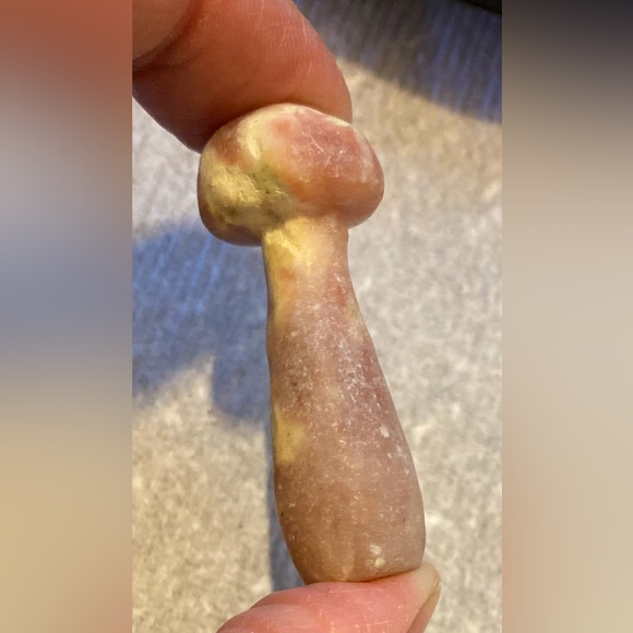 4 piece stone mushroom carvings, 2 large black & white, 2 smaller tan & white. - Picture 4 of 16